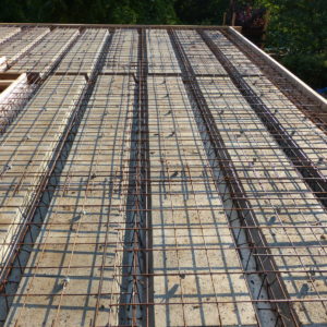 trámečkové zmonolitněné stropy nad suterénem - máme vyztuženo a připraveno pro betonáž