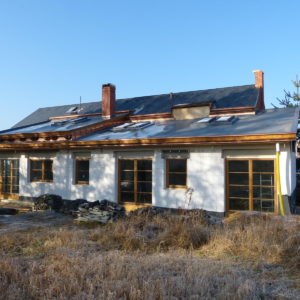 před zimou máme úspěšně dokončené obě střechy, osazena dřevěná okna a přesouváme se dovnitř