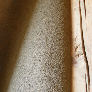 hliněná omítka s hrubým jílovým štukem