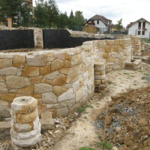 kamenná podezdívka domu v Lánech - pískovec